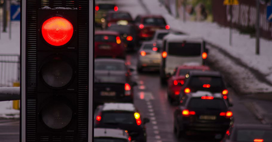 Cách về số khi ô tô dừng đèn đỏ để tiết kiệm nhiên liệu